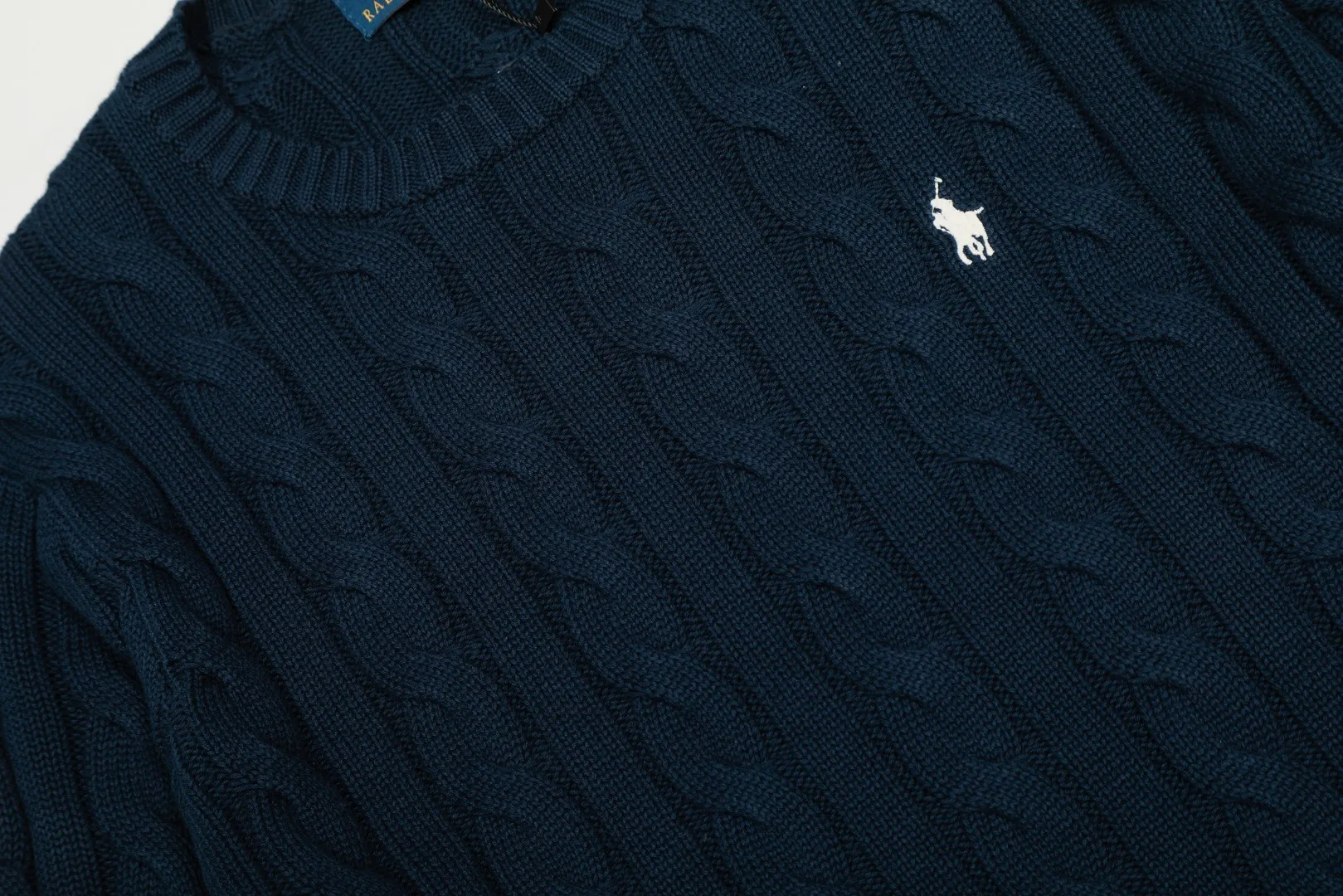 P220 Top quality" Style number: DS012# (not off the shelves all year round) [Ralph Lauren round neck solid color pony embroidered logo twist knitted sweater] ✅Ralph Lauren Ralph Lauren classic basic versatile unisex knitted pullover round neck sweater ✅Main supplier platform live broadcast Wholesale entity Replenish when out of stock Not off the shelf ✅ZP quality 1:1 version Scan the code to enter the GF website Counter quality ✅Detailed quality is the only one in Guangzhou Imported quality cotton yarn, focusing on high-end, cost-effective, good quality needless to say ✅The version is restored to the original order, the maximum size can be worn up to 190 pounds, loose, comfortable and stress-free ✅The upper body is simple and easy to match, ootd must-have style, good-looking clothes are never picky, a must-have in couples' wardrobes.